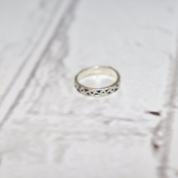 Pretty Silver Ring Band – Size 3.5 Petite Shine · Minimalist Style · Everyday - Picture 3 of 4